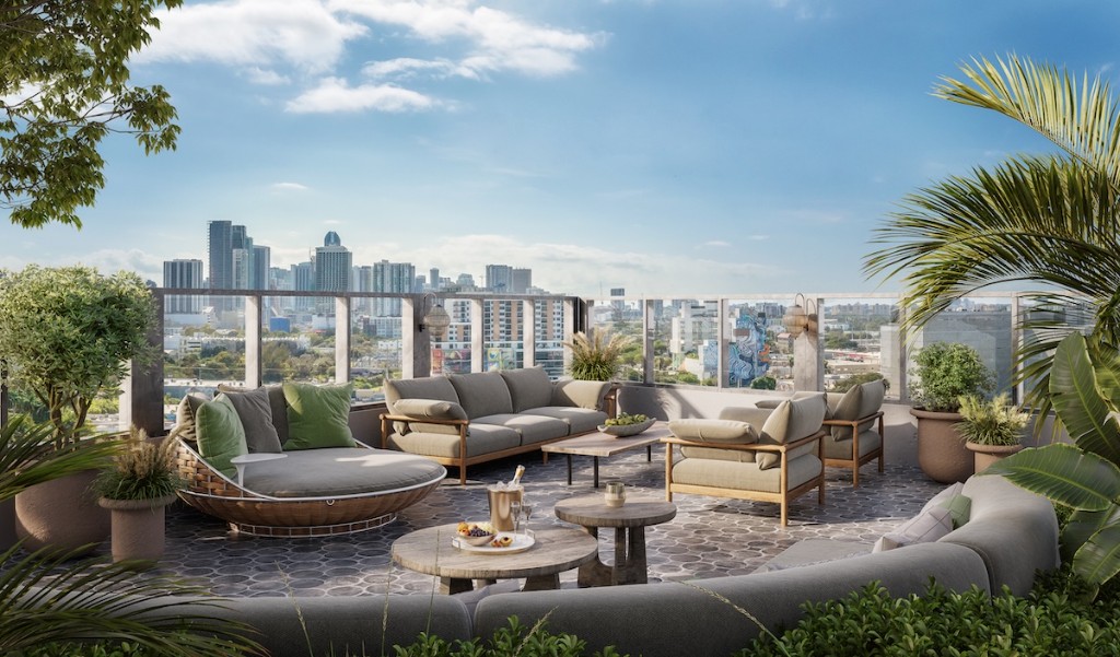 The Rider çatı katı clubroom terası — yeşil peyzaj ve şehir manzarası