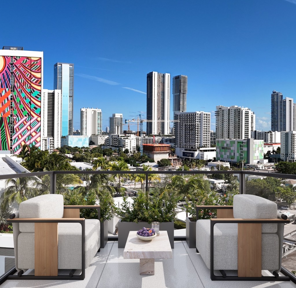 The Rider teraslarından Wynwood sanat duvarları ve şehir manzarası